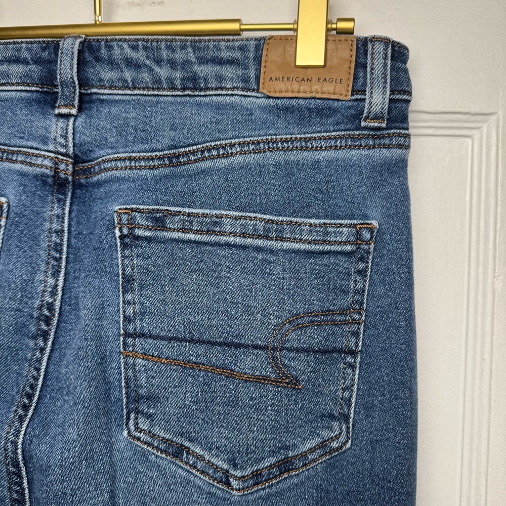 American Eagle Stretch Mom Jean in Easy Breezy Blue Distressed Frayed 8 Long - Picture 11 of 14
